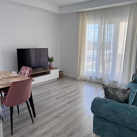 Cosmopolis Bliss: Your Home Away From Home Stefanestii de Jos 外观 照片